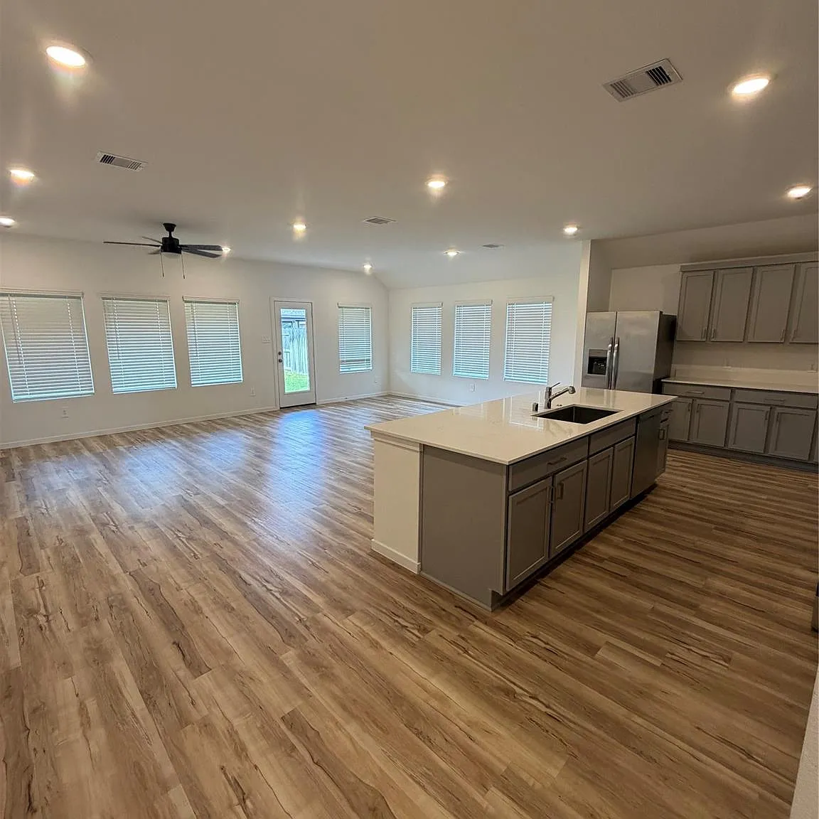 4 bed, 3.0 bath, 2388 sqft, $2,600 — Photo 3