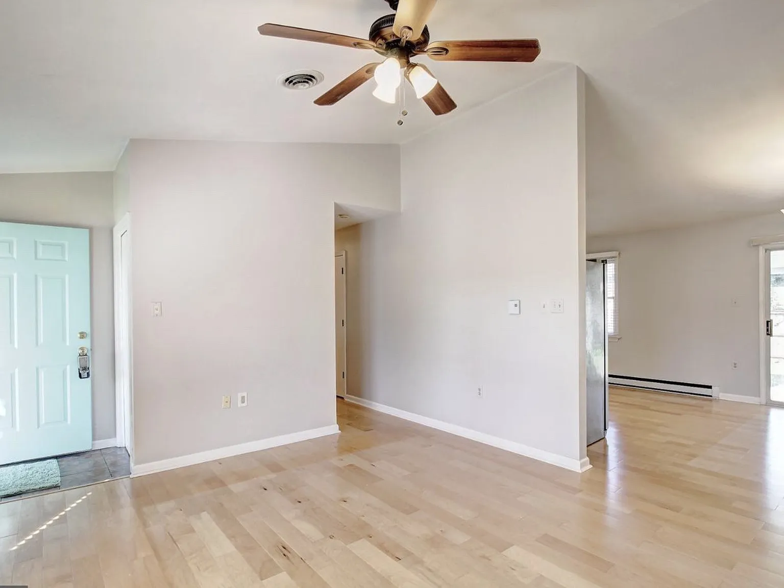 3 bed, 1040 sqft, $2,500 — Photo 2
