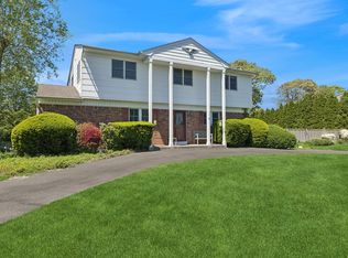 28 Middle Rd, Hampton Bays, NY 11946