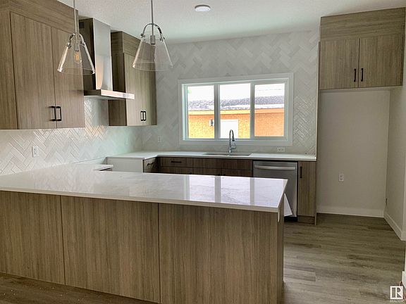 4th image of 7722 Yorke Mews NW