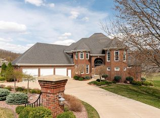 602 Country Club Ln, Onalaska, WI 54650