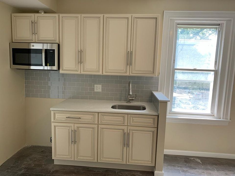 2nd floor studio -- $1,150/month