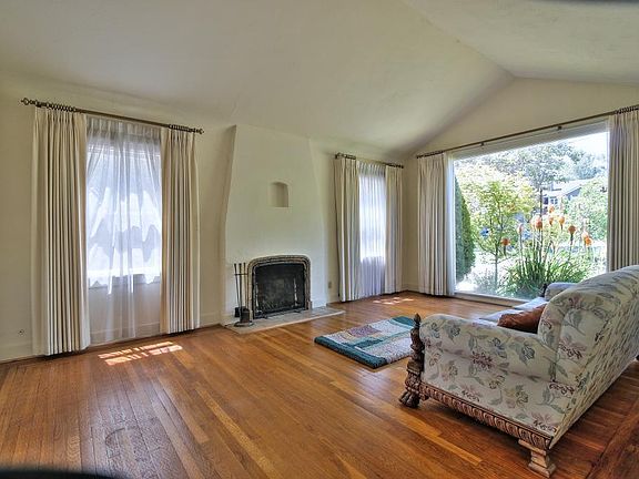 5th image of 672 Morse St