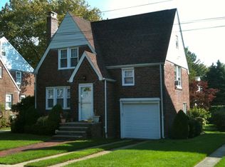 30 Hawthorne Pl, Malverne, NY 11565