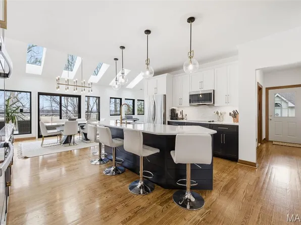 747 River Hills Dr, Fenton, MO 63026