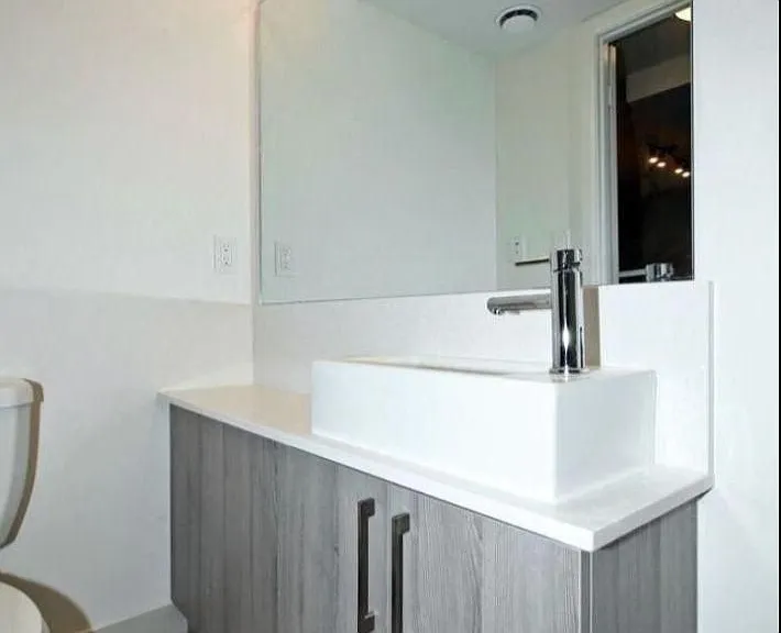576 Front St W #813E — Photo 3