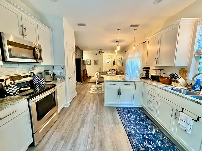 411B Redwood Ave — Photo 5
