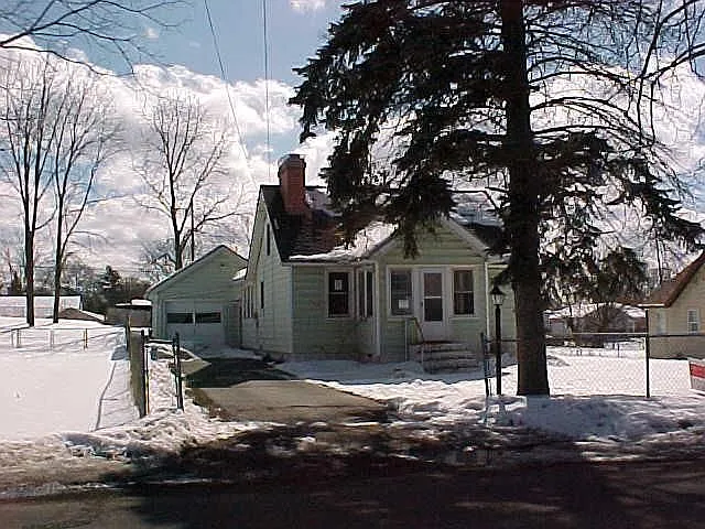 727 Andrew Ave photo 1