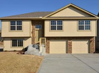 18400 Rock Ridge St N, Smithville, MO 64089