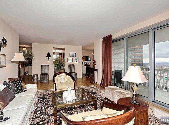 4th image of 2100 Linwood Ave #17