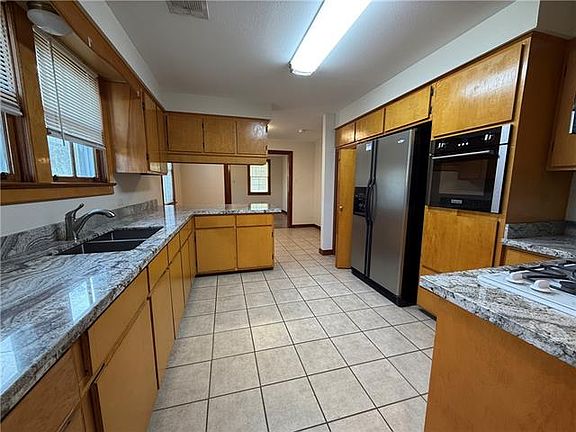4th image of 410 1st St