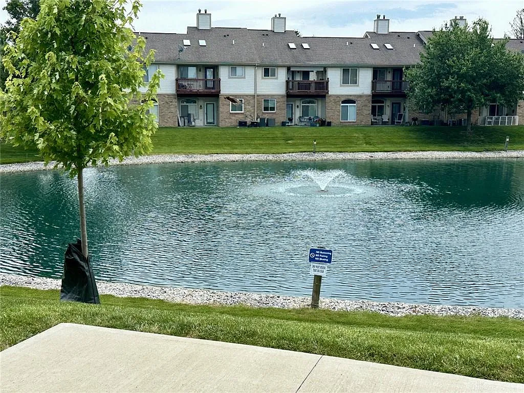 2 bed, 2.5 bath, 1056 sqft, $1,650 — Photo 2