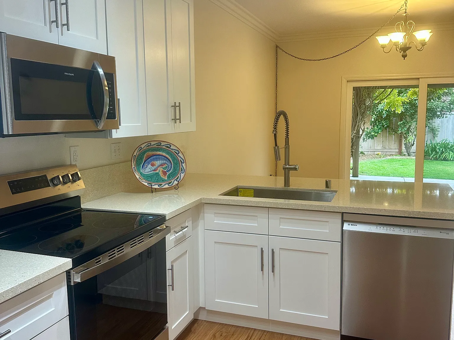3 bed, 2.5 bath, 1468 sqft, $4,300 — Photo 3