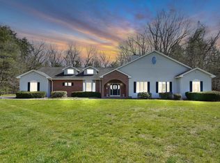 16 Newbury Ct, Simsbury, CT 06070