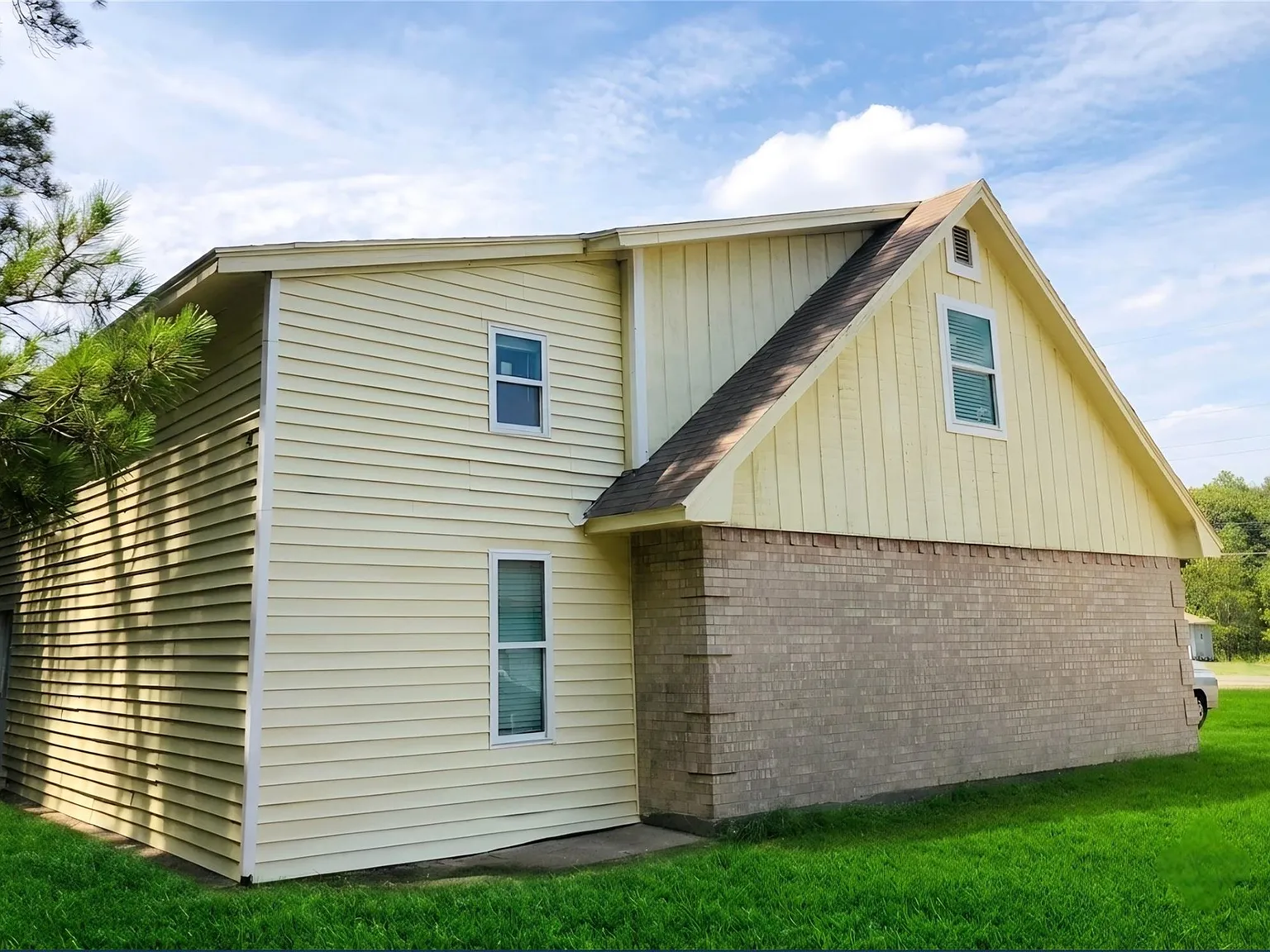 5 bed, 2.0 bath, 2431 sqft, $2,000 — Photo 3