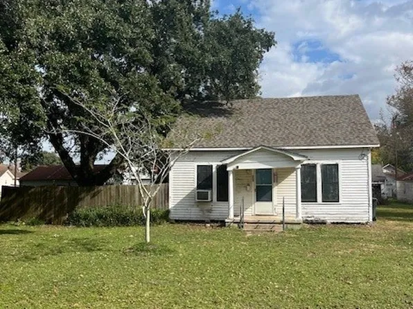 605 Alamo St, El Campo, TX 77437