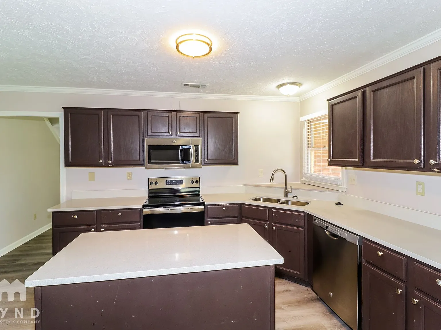 4 bed, 2.5 bath, 2100 sqft, $2,295 — Photo 3
