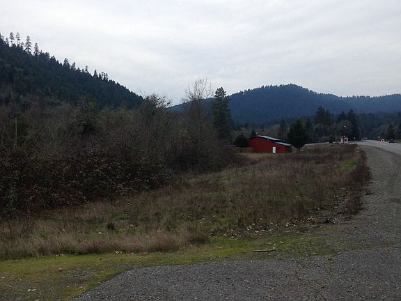 4th image of 8073 Redwood Hwy