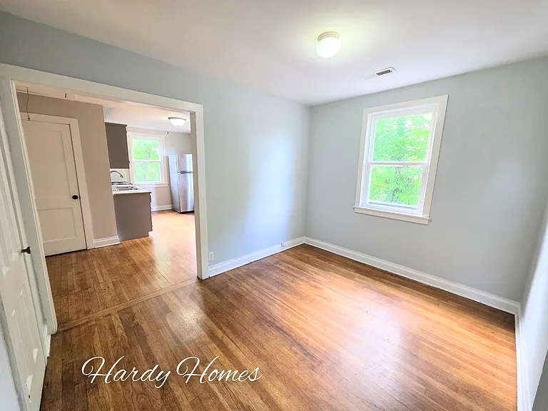 303 E 6th St #D — Photo 7