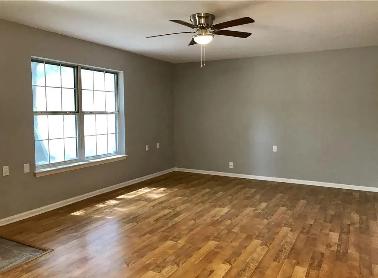 3 bed, 1.5 bath, 1096 sqft, $1,300 — Photo 2