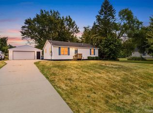 7443 Lawrence St, Grand Blanc, MI 48439