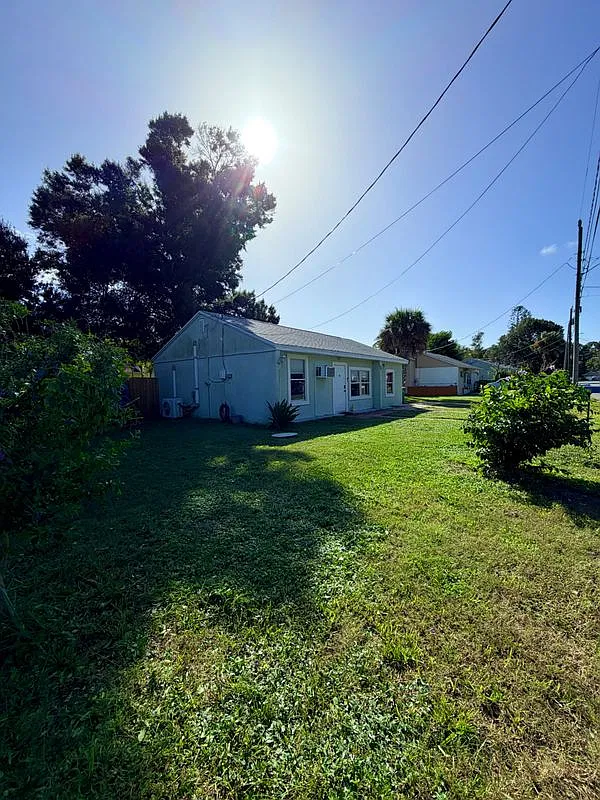 3 bed, 1.0 bath, 988 sqft, $2,020 — Photo 2