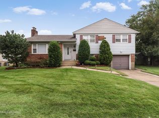 18 Agatha Dr, Plainview, NY 11803