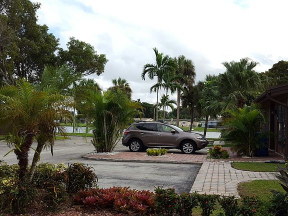 Steps to the lake and jogging circuit