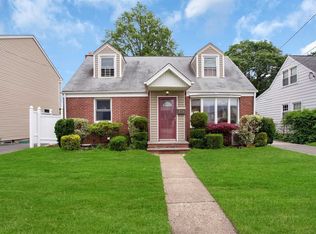 370 Yale Rd, Garden City, NY 11530