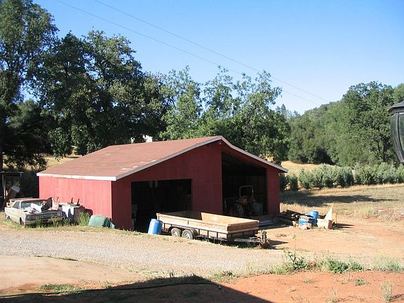 Huge barn plus add'l outbuildings
