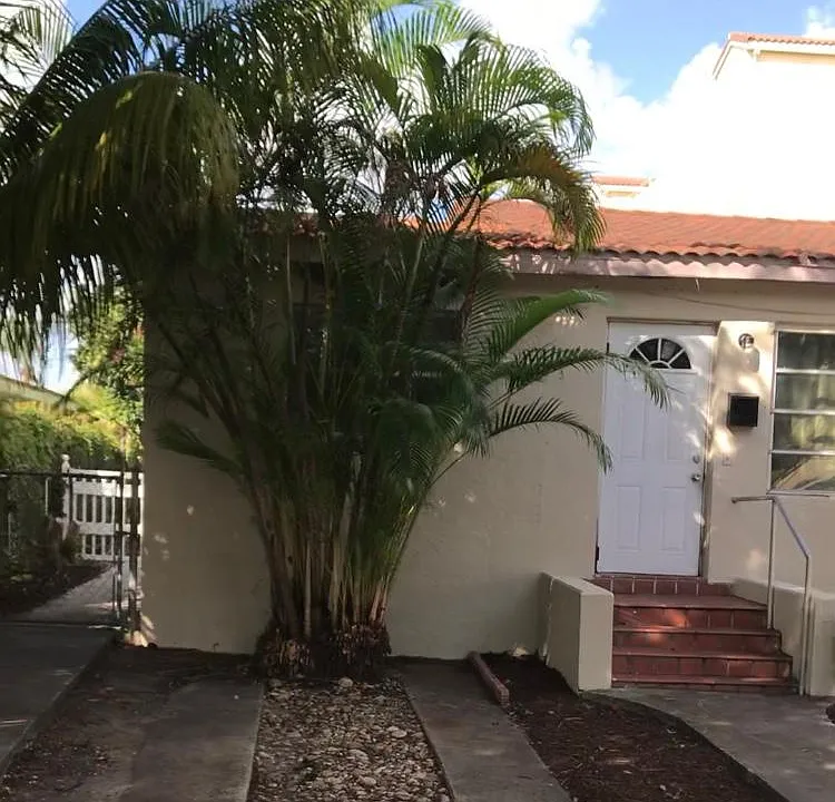 Frente de la casa. Su propio parqueo.
Front home, your own driveway parking.
