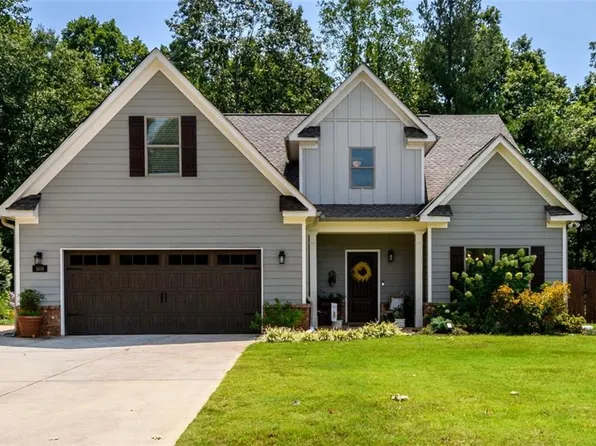 1608 Carriage Ct, Monroe, GA 30656