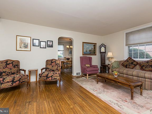 5th image of 414 Hastings Ave