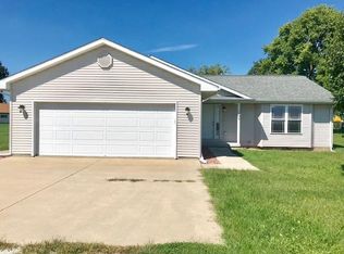202 Earl Ct, Rossville, IL