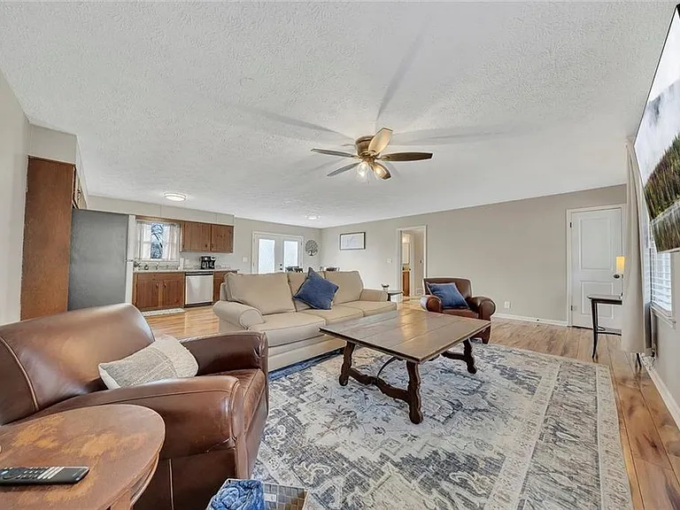 303 Nottingham Dr — Photo 4