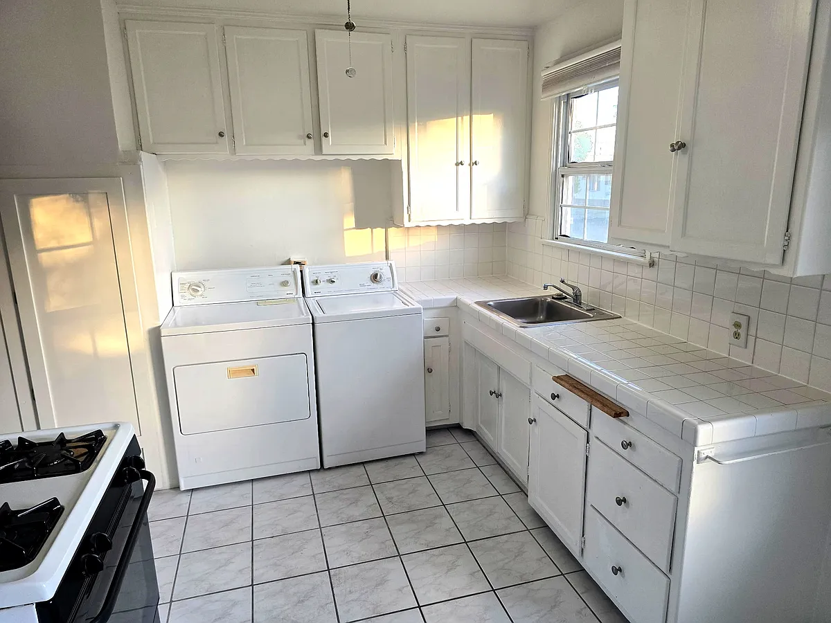 Building Photo - 5410 Kinston Ave #5408