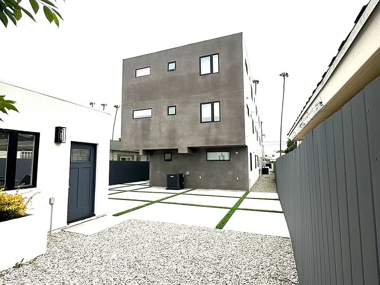 1543 W 37th Pl — Photo 28