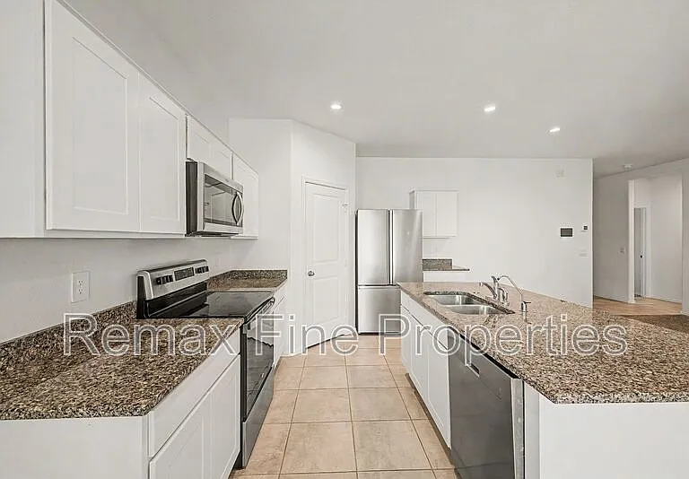 1566 E Fletcher Dr — Photo 1