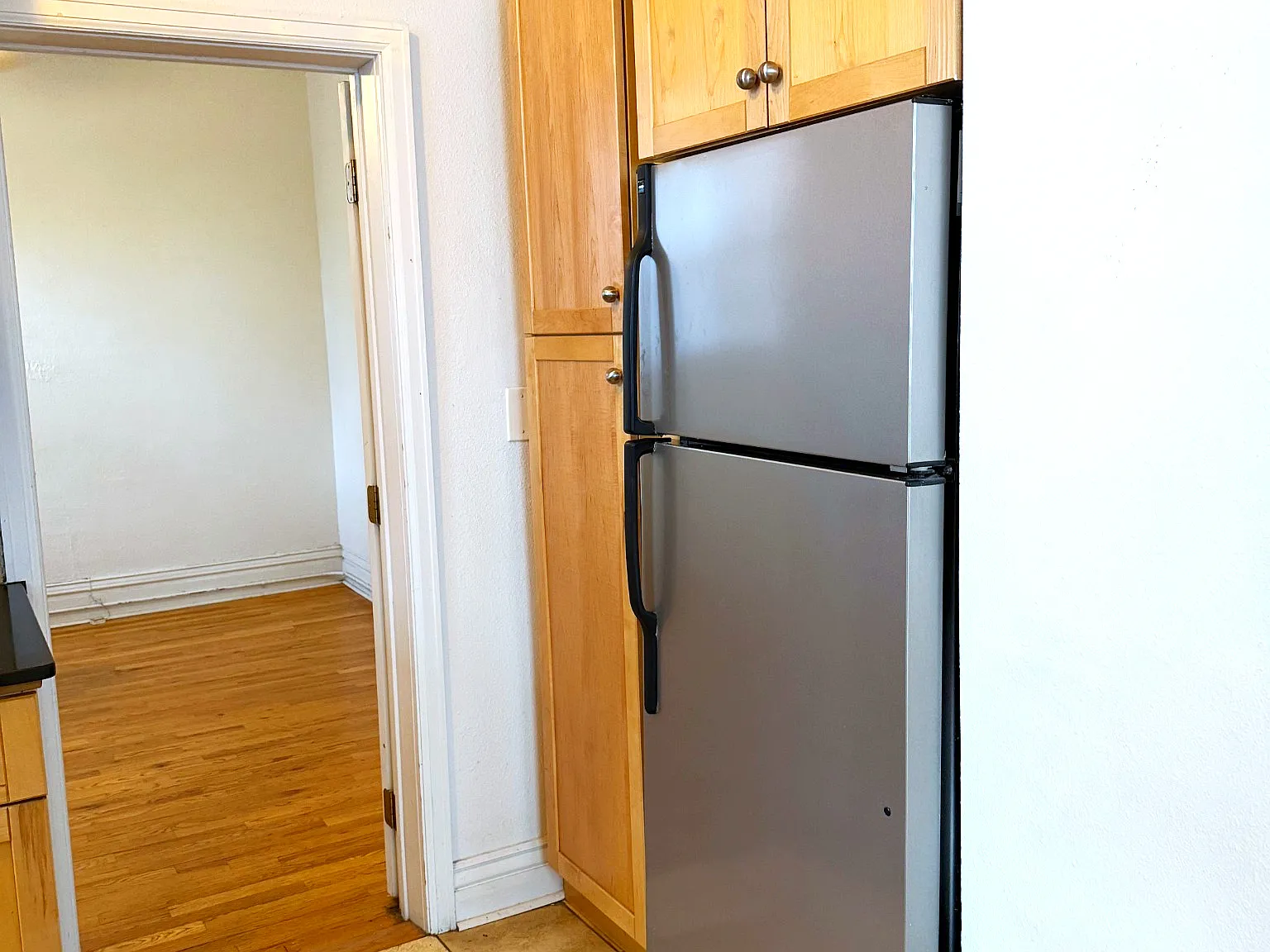 1 bed, 880 sqft, $1,350 — Photo 3