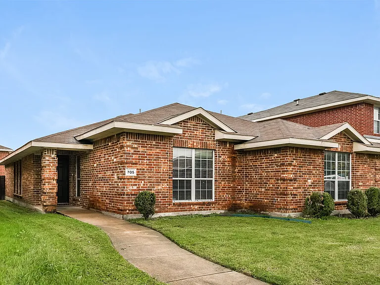705 Pine Hollow Dr — Photo 3