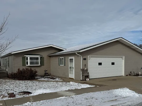 806 Golden Shores Ave, Creston, IA 50801