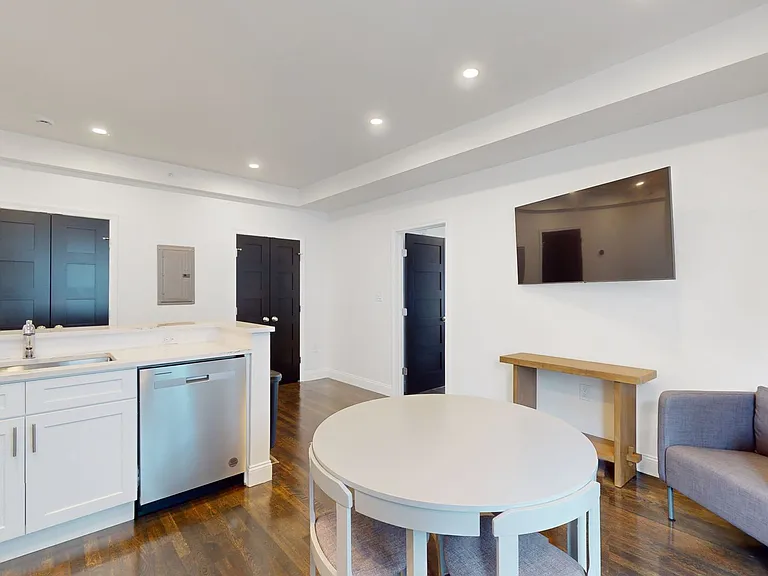 188 Ash St — Photo 3