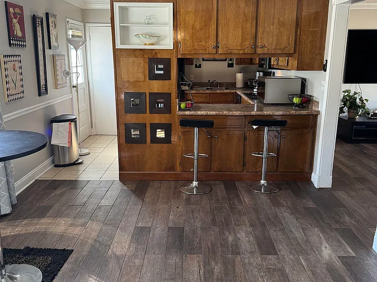 402 Gilmore St — Photo 2