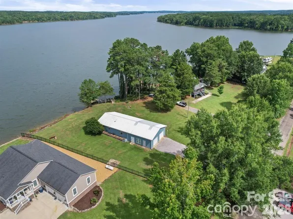 275 S Waters Edge Dr, Winnsboro, SC 29180
