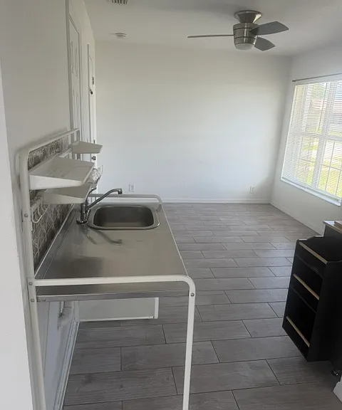 812 E Flag Ln #2 — Photo 2