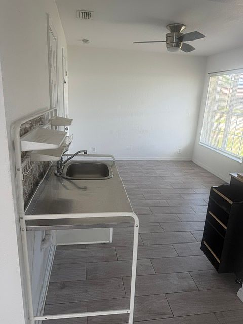 2nd image of 812 E Flag Ln #2