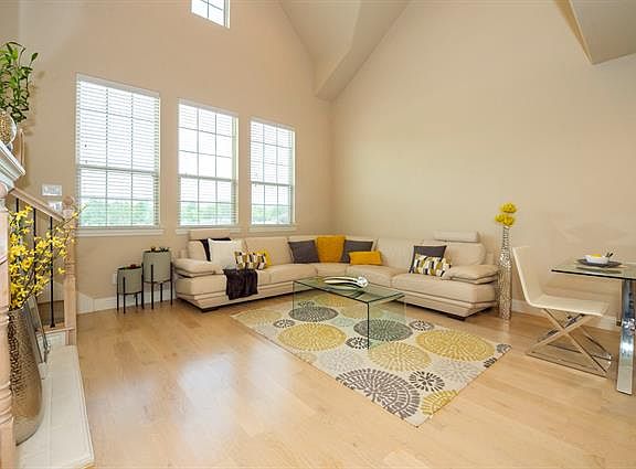 3rd image of 7927 Parkwood Blvd