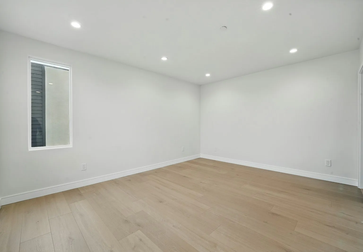 8234 Blackburn Avenue, Unit 8234 1/2 — Photo 4