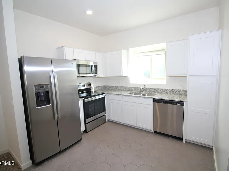 2215 W Harmont Dr — Photo 9