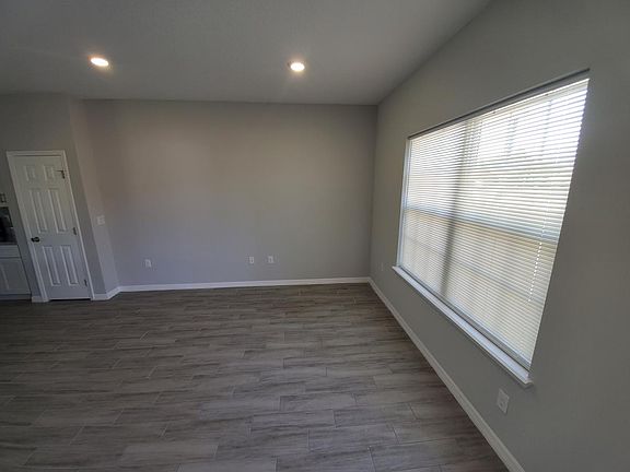 3rd image of 252 Begonia Pl